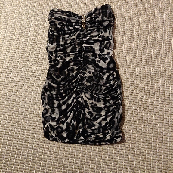 Uutta vastaava harmaa/musta sävyinen -minimekko, koko M