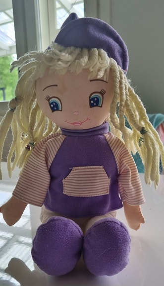 Pehmeä tyttö nukke