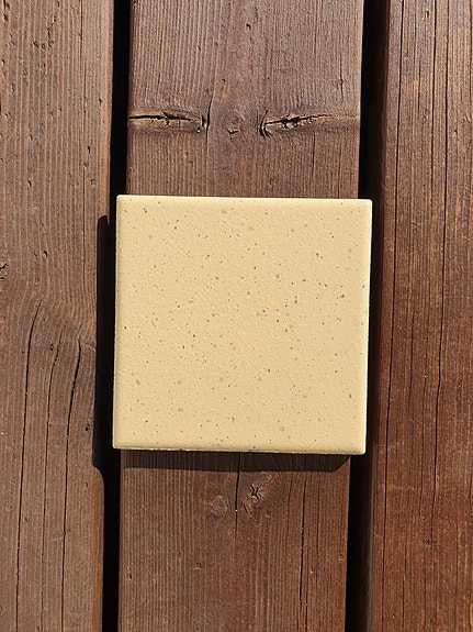10x10 keltaisia kaakeleita