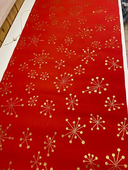 Punainen kultakuvioinen tapetti 1950- luvulta, 2,3 m