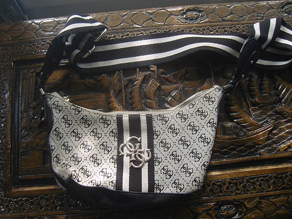 Guess uudenveroinen logo laukku, crossbody