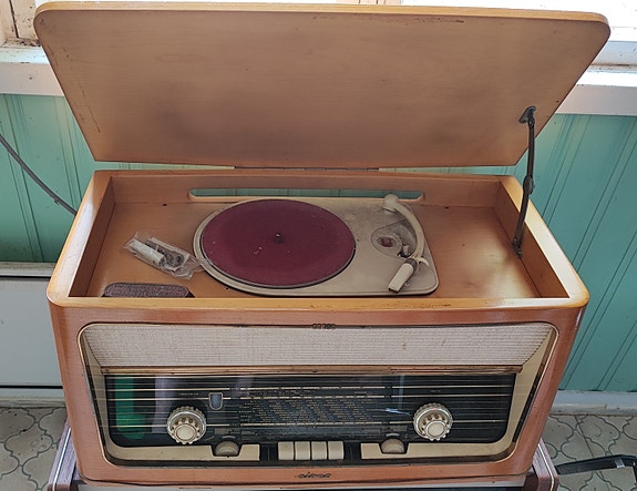 Vanha levysoitin/radio