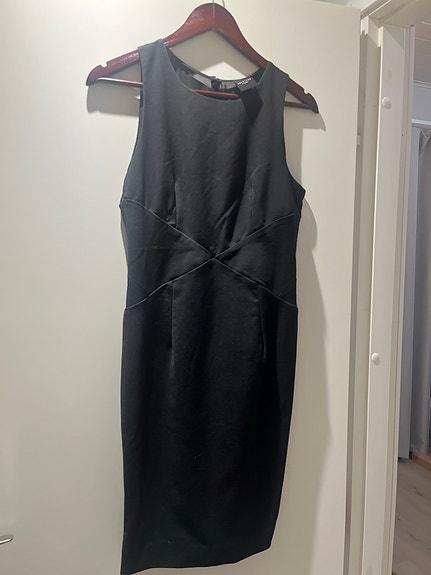 Musta kerran käytetty mekko