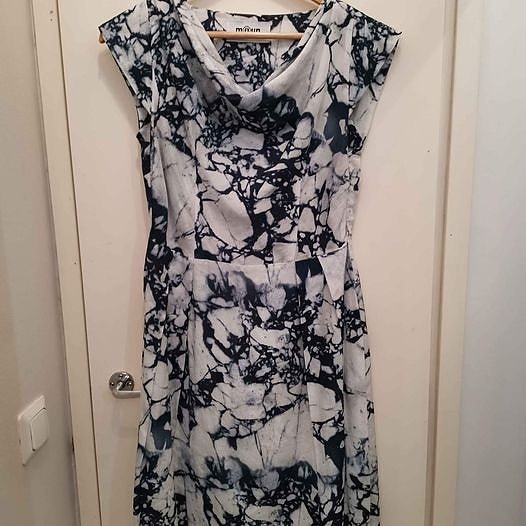 Upea silkkinen käsinvärjätty mekko, suomalaista designia.