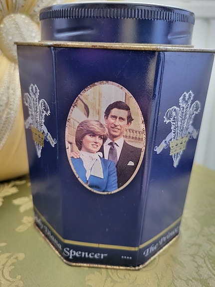 Vanha Prinsessa Diana peltipurkki