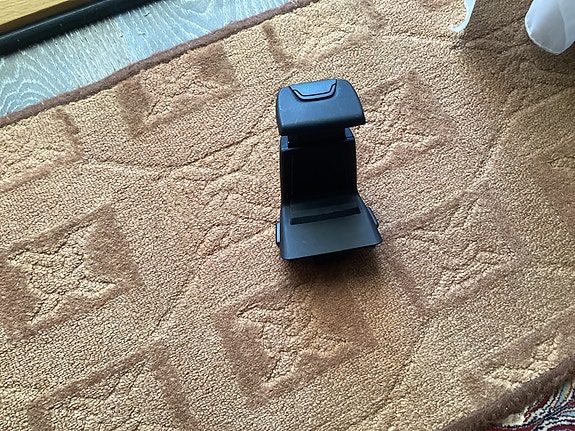 Myydään auto puhelin telinne.