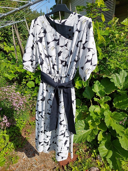 Mustavalkoinen mekko
