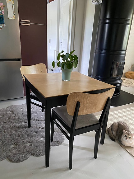 80x80 pöytä & 4 tuolia