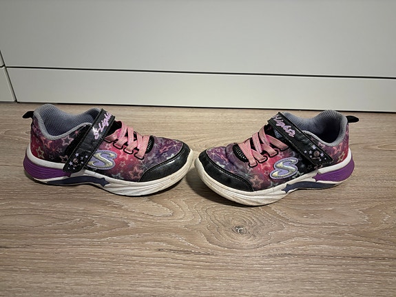 Skechers vilkkuvat tennarit / lenkkarit (koko 31)