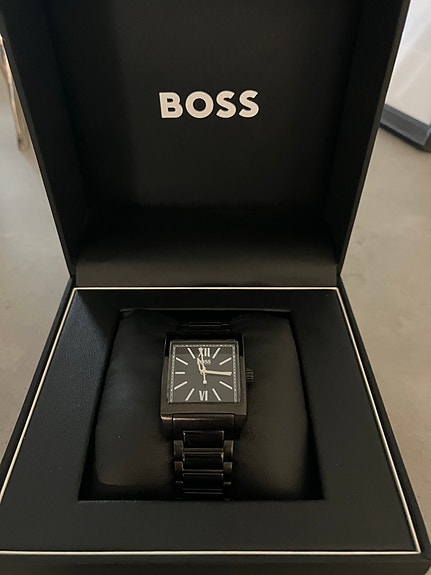 Musta Hugo Boss rannekello