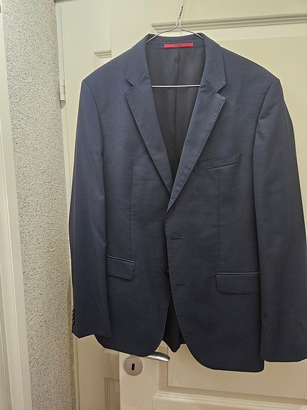 Tummansininen Hugo Boss puku, koko 50