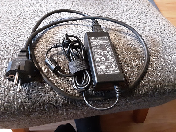 Verkkomuuntaja/virtalähde/adapteri 100 - 240v output 19v 3,42A dc