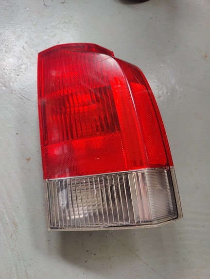 Volvo V70 oikea takavalo, alempi