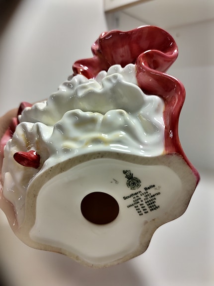 Royal Doulton Adrienne posliinifiguuri punainen + 2 muuta posliini tyttöä,