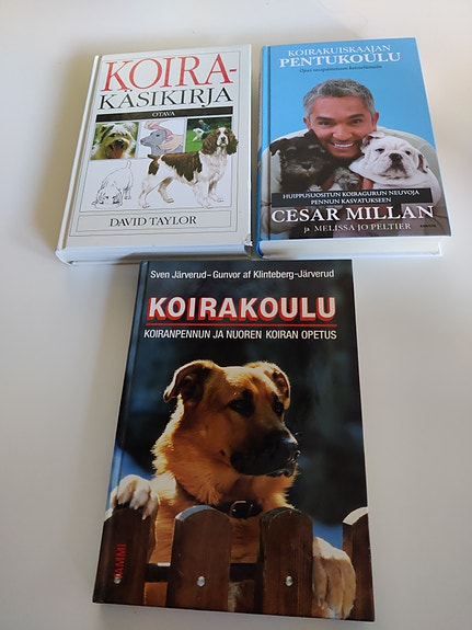 Koiran koulutusoppaita.