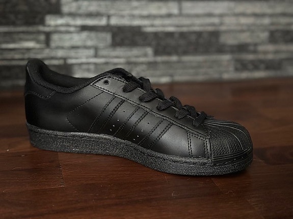 Adidas original Superstar, mustat