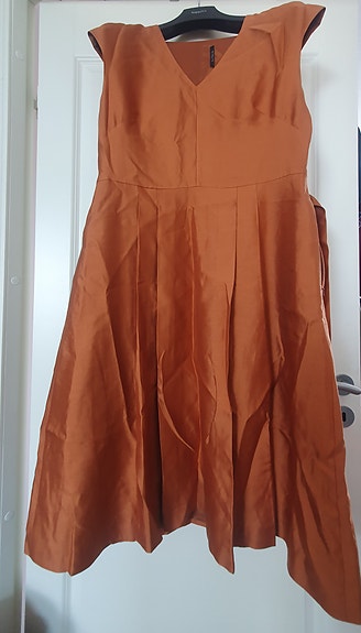Uusi, oranssi mekko L (46) silkkiä Ivo Nikkolo