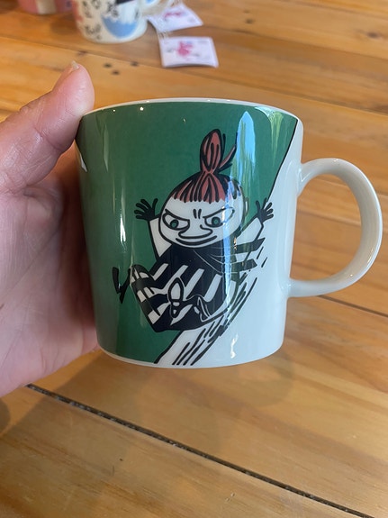 Vihreä pikkumyy liukumäessä, tarra!