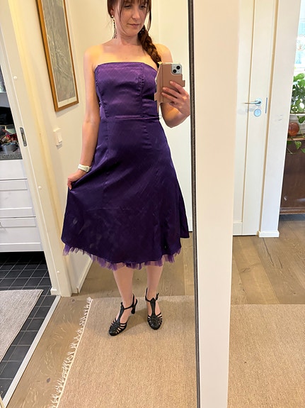 Violetti olkaimeton juhlamekko S