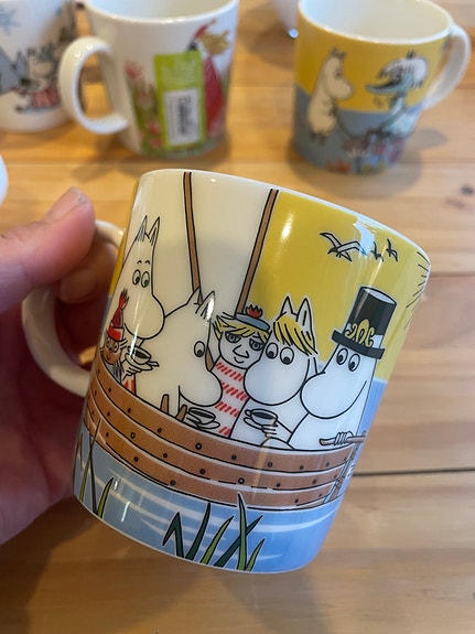 Muumimuki purjehtien tahmatassun ja tuutikin kanssa. Tarra!