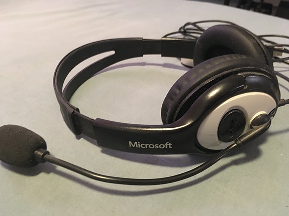 Kuulokkeet mikrofonilla (Microsoft)