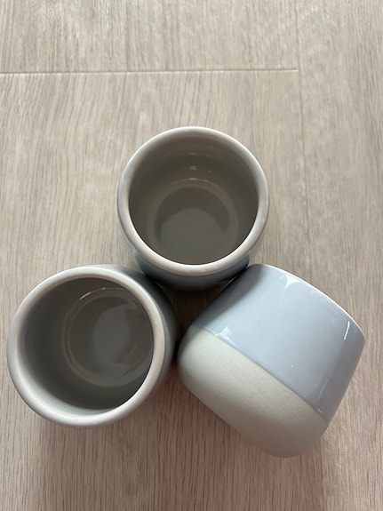 3 pientä kukkaruukkua