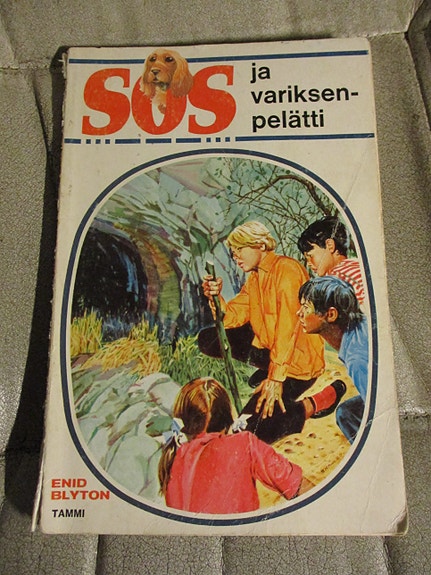 Enid Blyton kirjoja Salaisuus, SOS, Viisikko