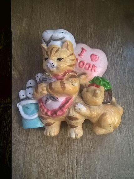 Vanha ihana kokkaava kissa figuuri
