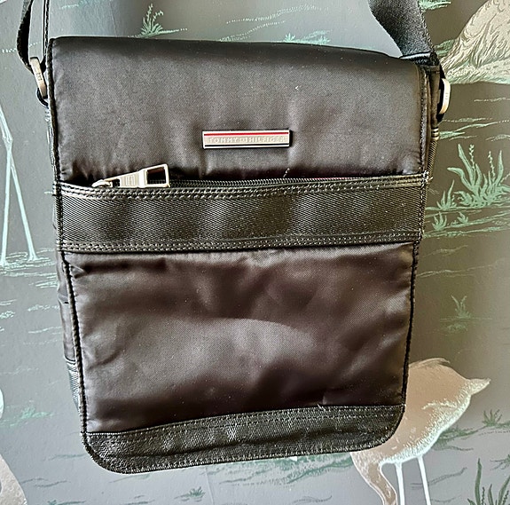 Tommy Hilfiger olkalaukku
