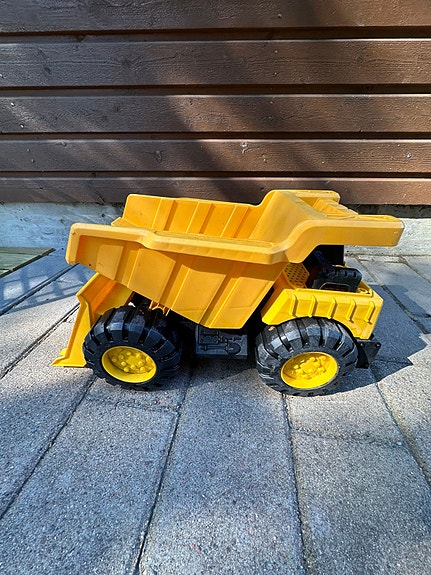 Iso kuorma-auto hiekkalaatikolle