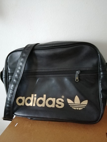 Musta Adidas olkalaukku