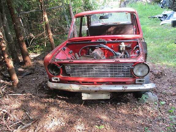 Lada aihiot 21013 ja 21011 ja irto varaosia köntässä.