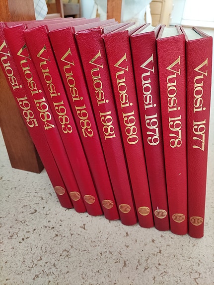 Vuosi-kirjasarja 1977–1985 punaiset kovakantiset