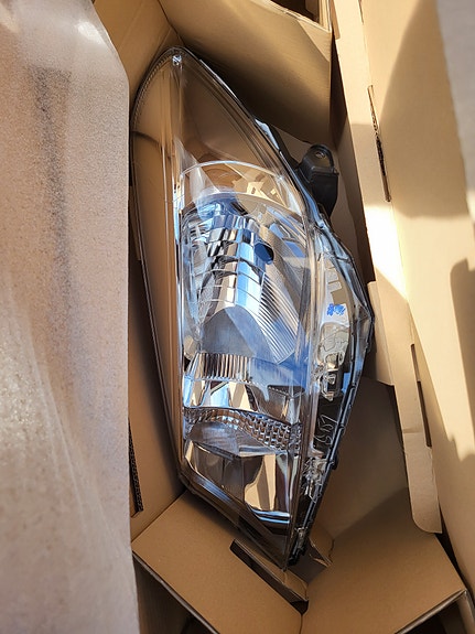 81170-0D450 Toyota Yaris alkuperäinen ajovaloumpio 2011-2014