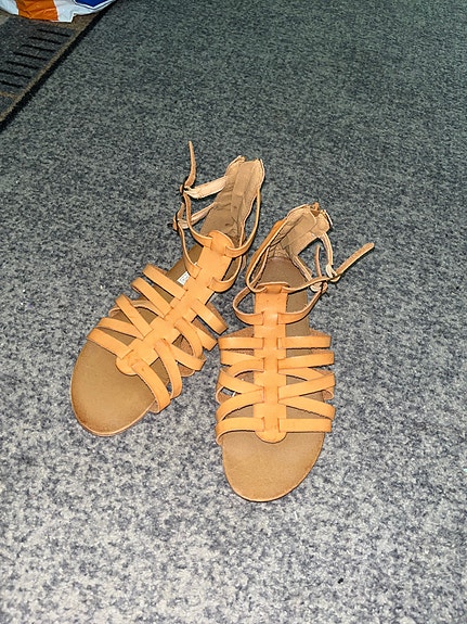 ruskeat sandaalit