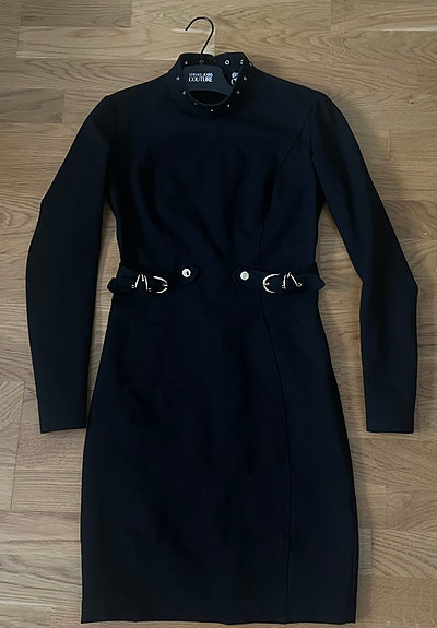 Aito Versace Jeans Couture pikkumusta kotelomekko juhlamekko