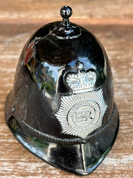 Vintage ”poliisikypärä kello” (Made in England)