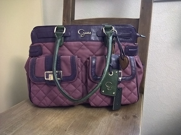 Uusi ihana violetti tikattu Guess nahkalaukku