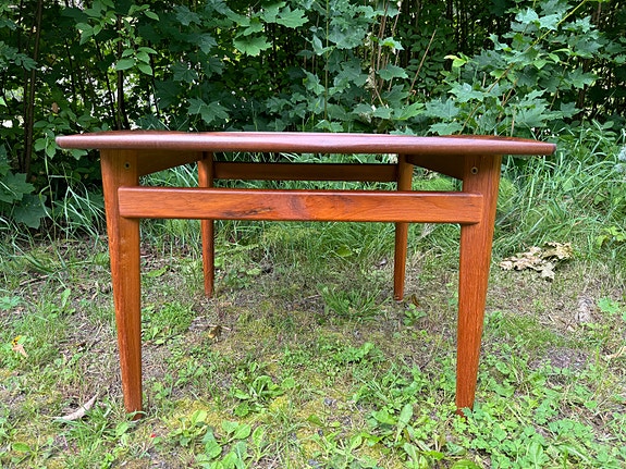 Teak pöytä