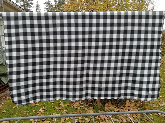 Uusi pehmeä musta/valko ruudullinen fleecepeitto