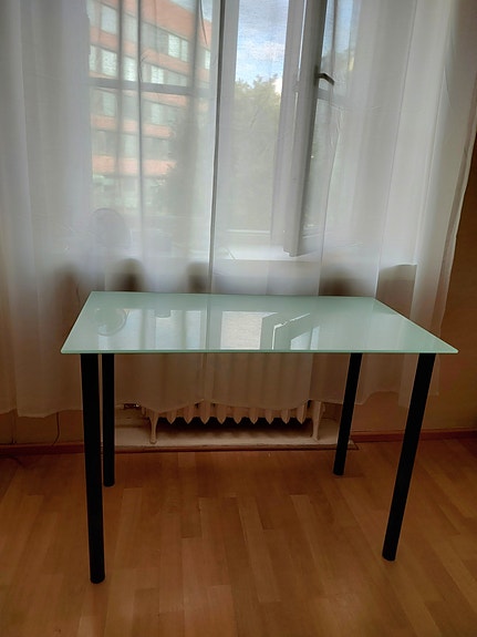 Lasinen pöytä