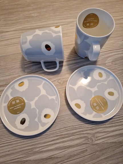 Marimekko kulta harmaa valkoinen mukit  ja lautaset