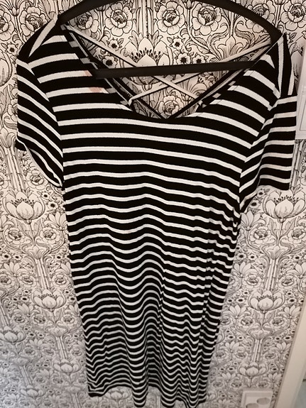 Mustavalkoinen mekko