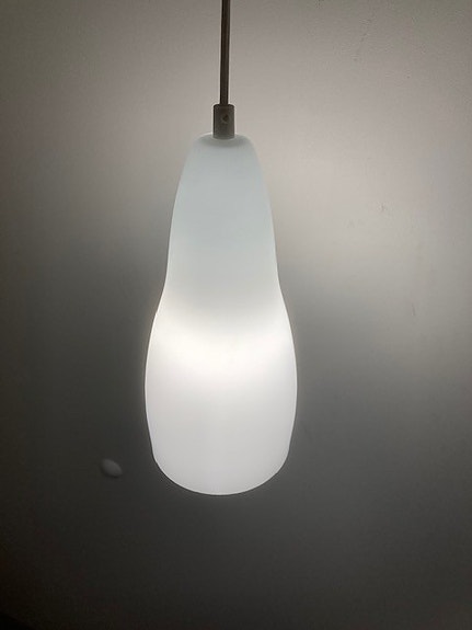 Riippuvalaisin lasikuvulla