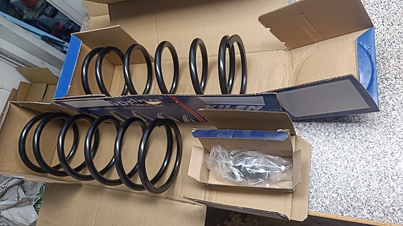 Pajeron uudet takajouset jne. R15 Renkaita