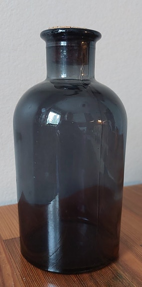 Sininen lasipullo