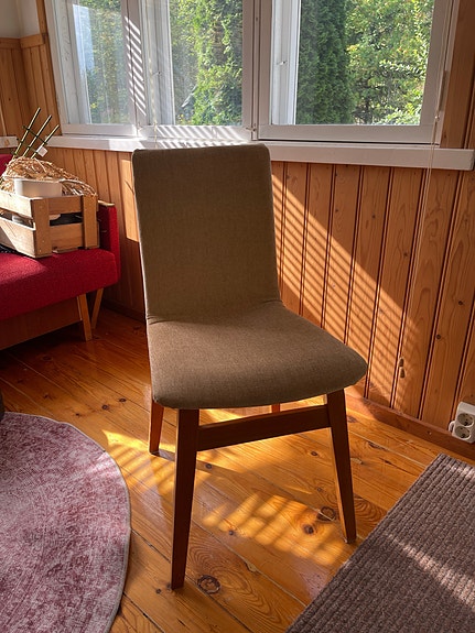Pehmustettu ruokapöydän tuoli ja jakkara