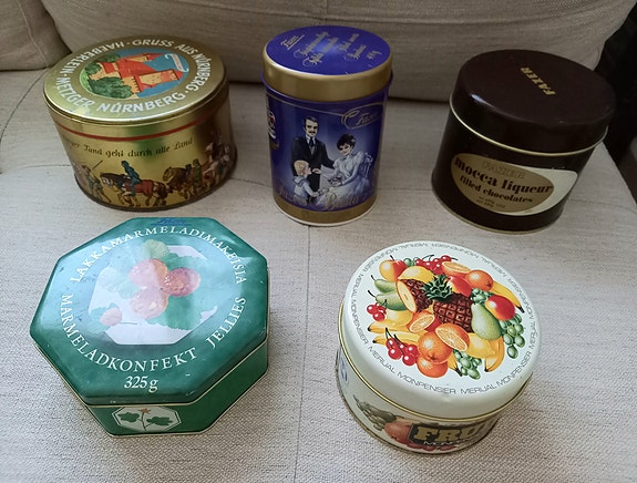 Vanhoja peltipurkkeja karamellirasioita, mm. Fazer