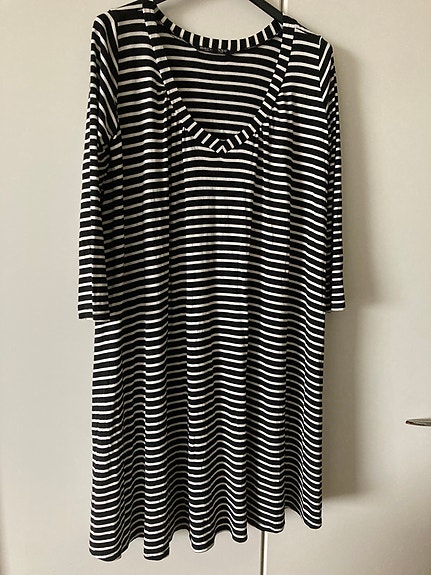 Marimekko musta-valko raidall.  trikoomekko, design Samu-Jussi Koski,  k. S