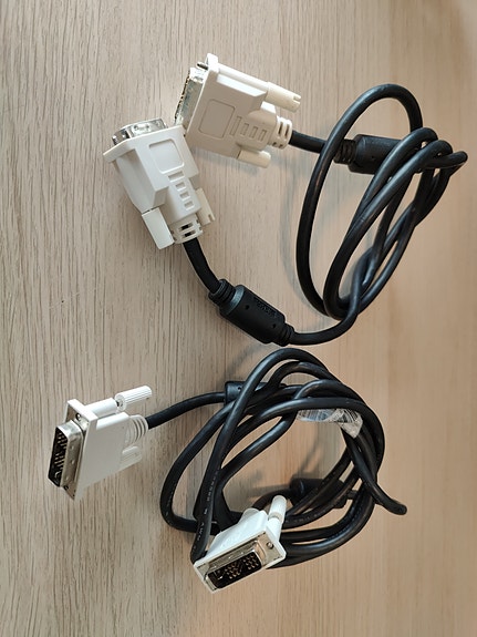 DVI kaapeleita